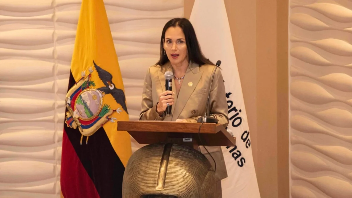 Antes de su llegada al Ministerio de Ambiente y Energía, Manzano fue ministra del Ambiente encargada y antes subsecretaria de Calidad Ambiental