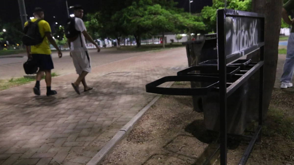 Hay zonas del parque Samanes donde faltan envases para depositar desechos. También se registran zonas con deficiente iluminación y daños en el césped de las canchas.