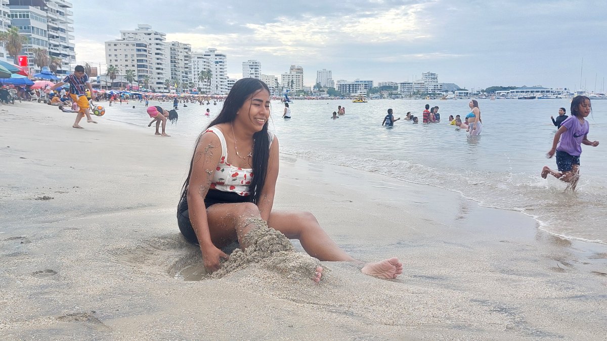 Playas llenas y gastronomía al tope en balnearios de Santa Elena
