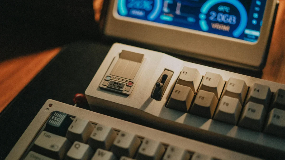 Un teclado y equipo de computación de otra época recuerdan cuando la tecnología era más lenta y cada acción requería tiempo y paciencia.