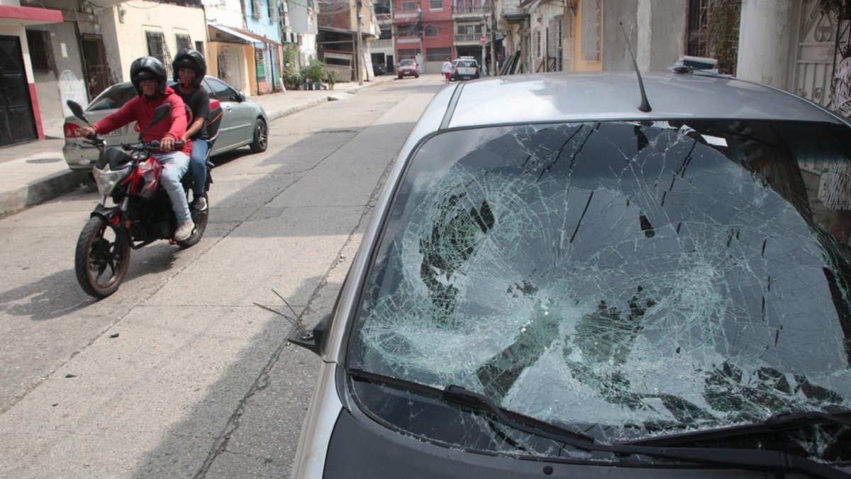 Un vehículo quedó con daños tras la pelea que terminó con la muerte de un ciudadano.