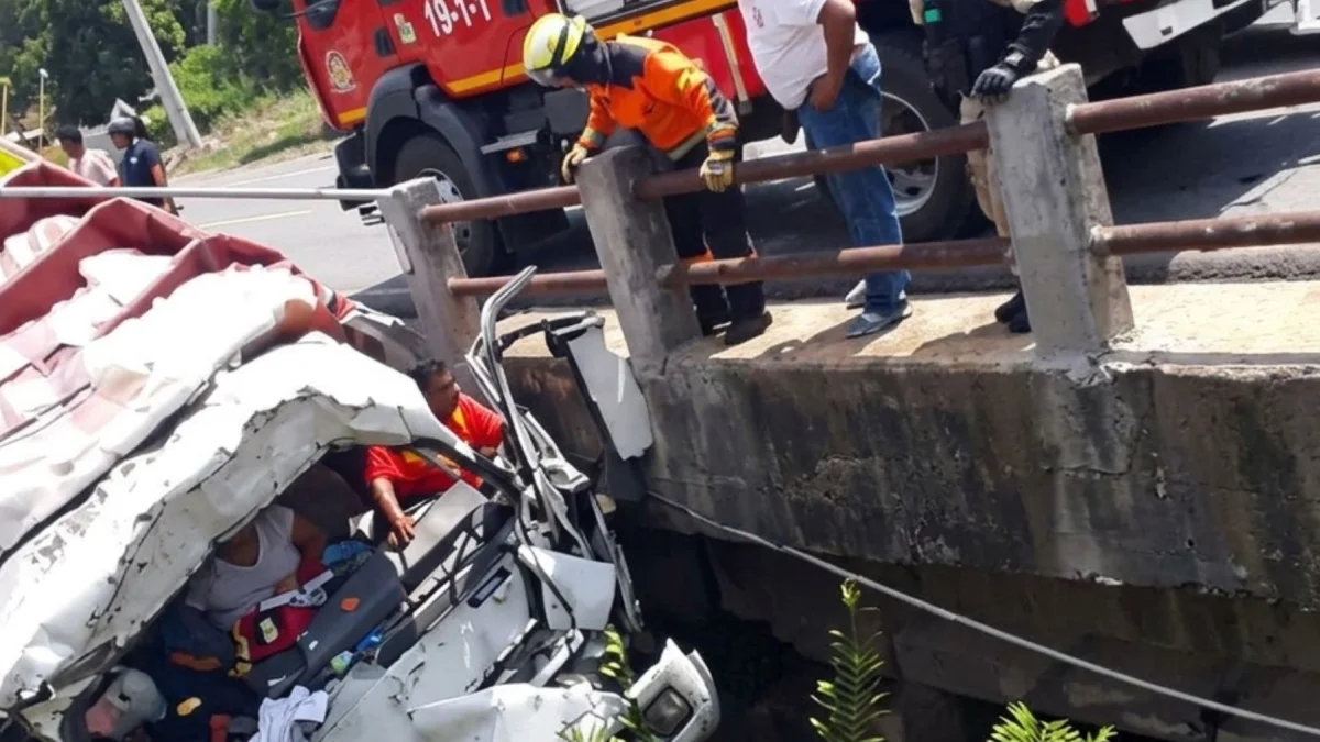 El vehículo pesado quedó suspendido en el puente en el kilómetro 28 de vía a la costa.