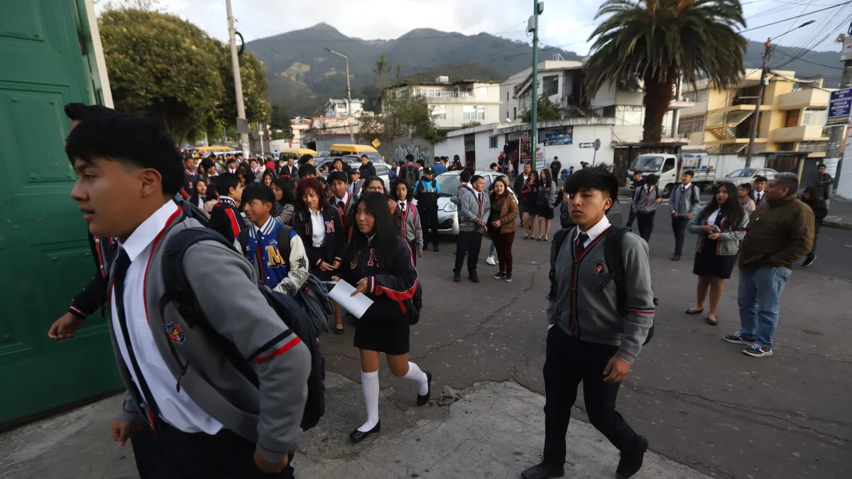Ministerio de Educación modifica ingreso a clases en Quito por movilidad y toque de queda
