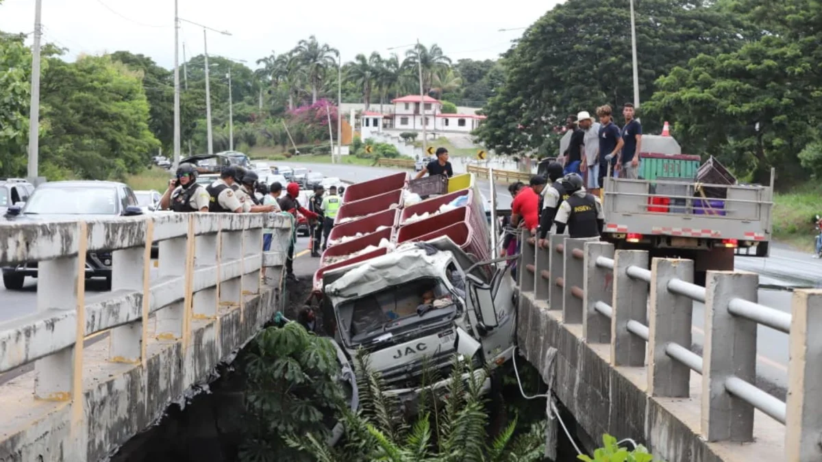 El camión quedó suspendido en un puente ubicado en el kilómetro 28 de vía a la costa.
