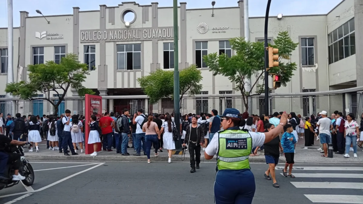 Padres de familia acompañan a sus hijos en el regreso a clases en la región Costa.