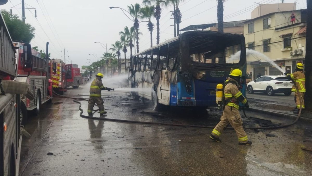 El bus de transporte público quedó severamente afectado por el incendio registrado este 4 de mayo de 2026.