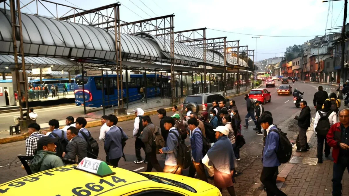 Usuarios esperan transporte en La Marín tras el fin del toque de queda en Quito.