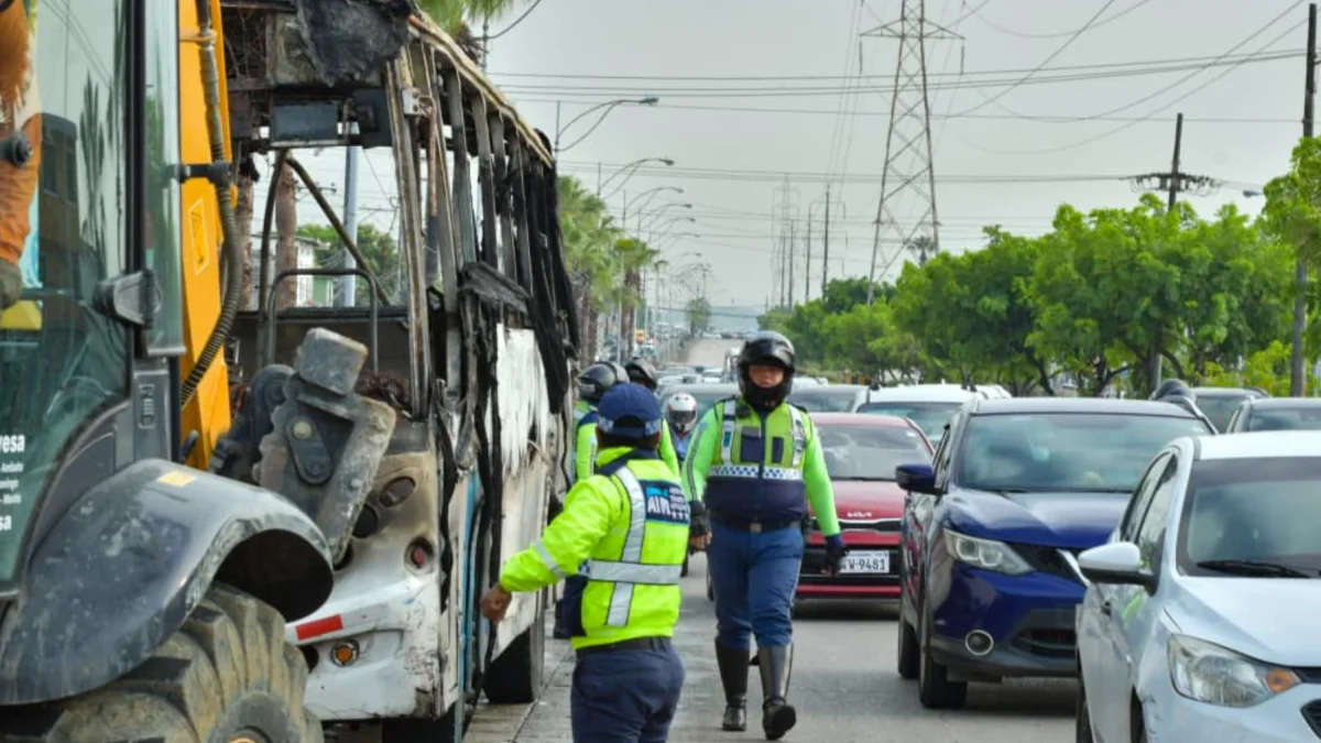 Agentes de control intervienen tras el incendio del bus en La Orellana, con fuerte congestión en el norte de Guayaquil.
