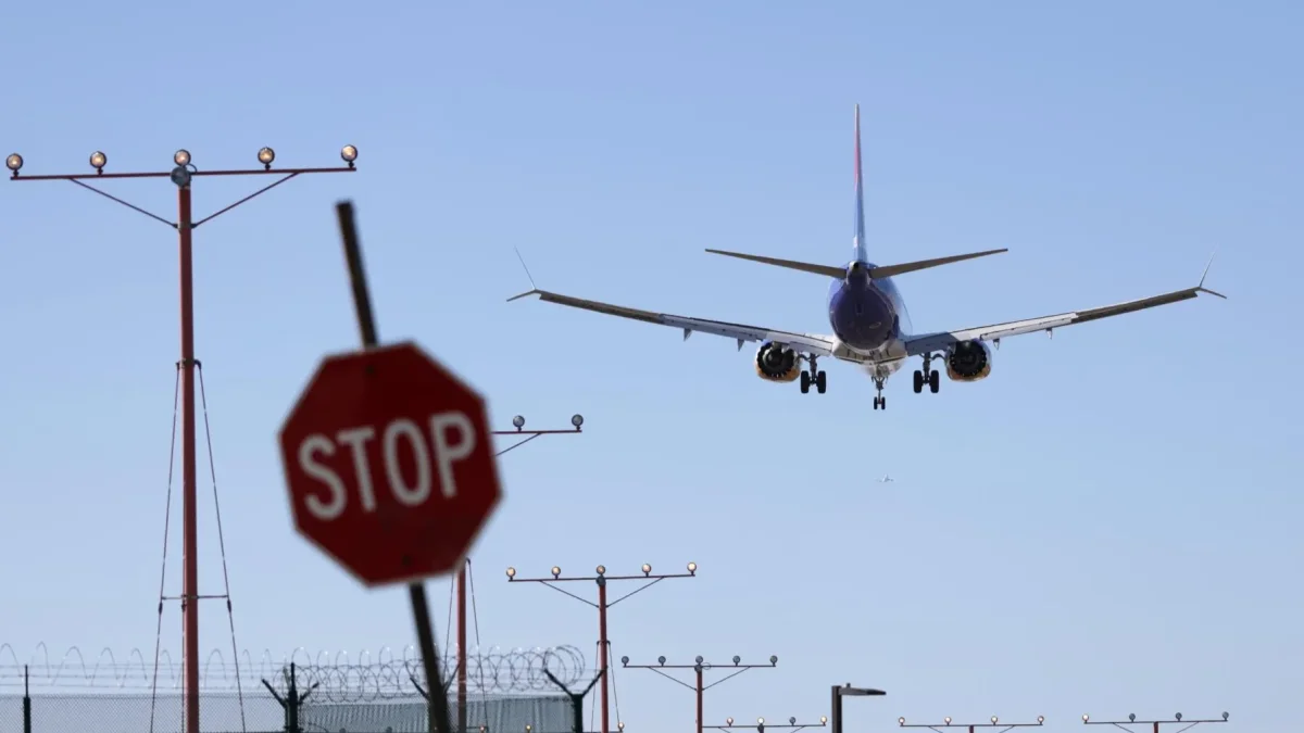 Fotografía de referencia de un avión que desciende para aterrizar en Los Ángeles, California, EEUU.