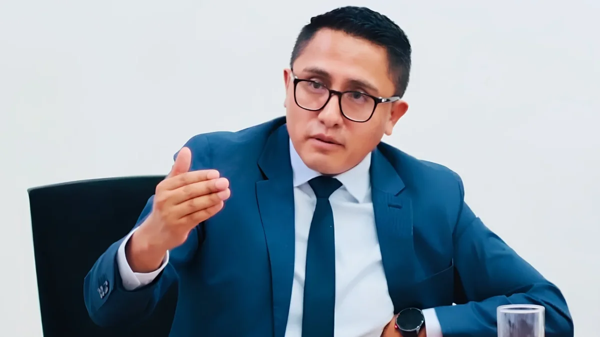 Andrés Quishpe advierte sobre violencia, déficit docente y falta de inversión educativa en el inicio de clases.