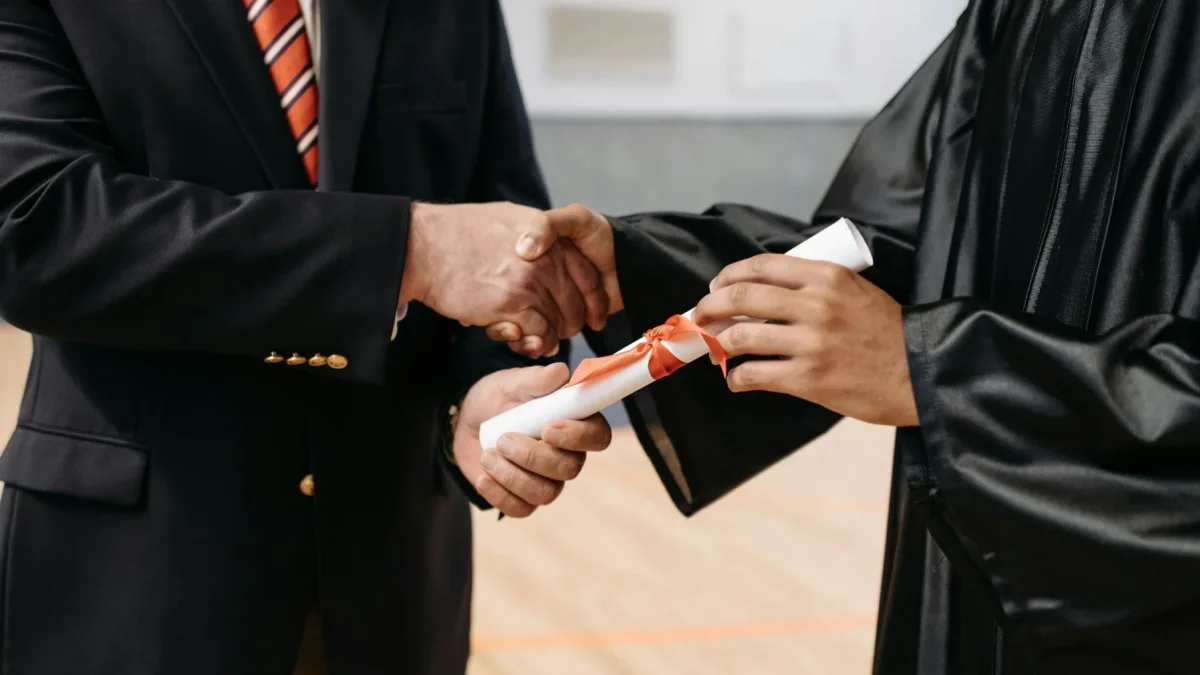 Para ‘ganar’ un concurso hay que ir ‘juntando méritos’. Primero, matriculándose a todas las maestrías y ‘pehachedés’ posibles.