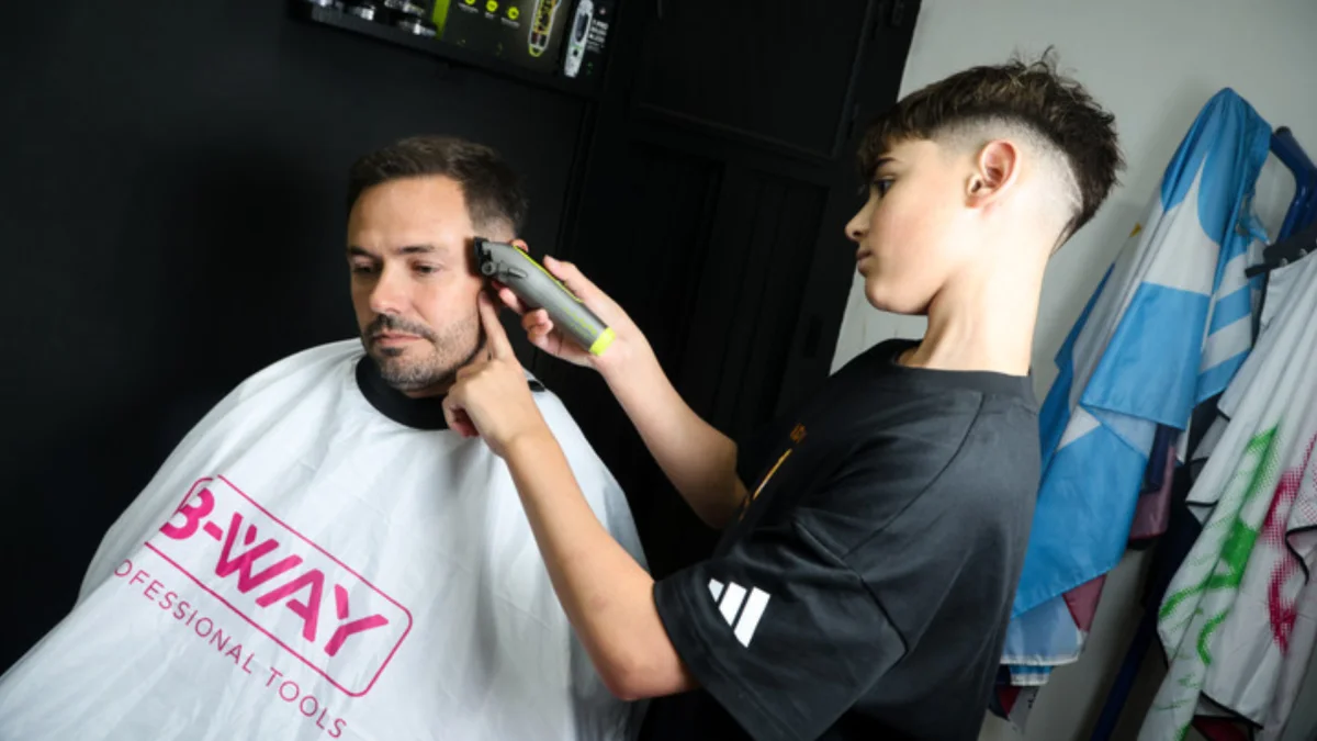 Con 14 años, Gael cursa tercer año de secundaria y se dedica a la barbería.