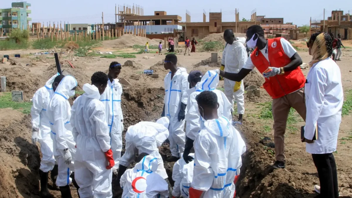 Miembros de la Media Luna Roja Sudanesa y expertos forenses exhuman restos de tumbas improvisadas en el suburbio sureño de Al-Azhari, en Jartum, el 2 de agosto de 2025.