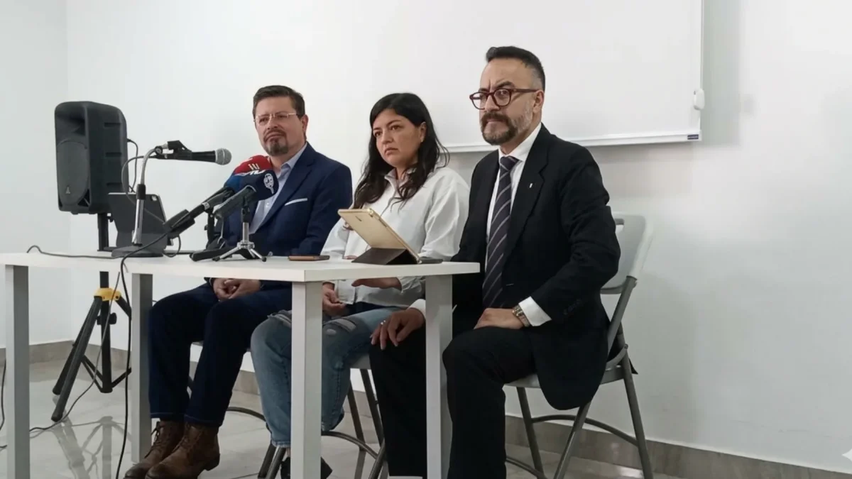 De izquierda a derecha, César Ricaurte, de Fundamedios; y Amanda Villavicencio, de La Fuente; y Pablo Sampértegui, abogado de Fundamedios.