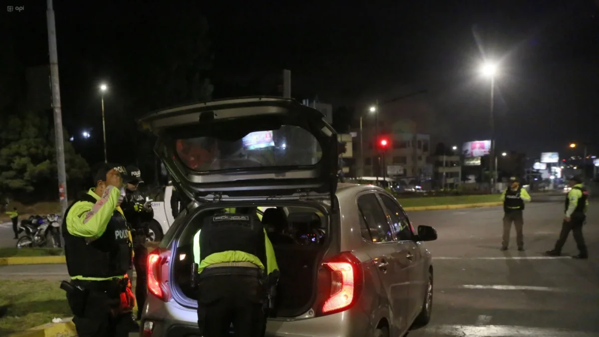 Controles policiales y militares se desplegaron en distintos puntos de Quito durante el toque de queda.
