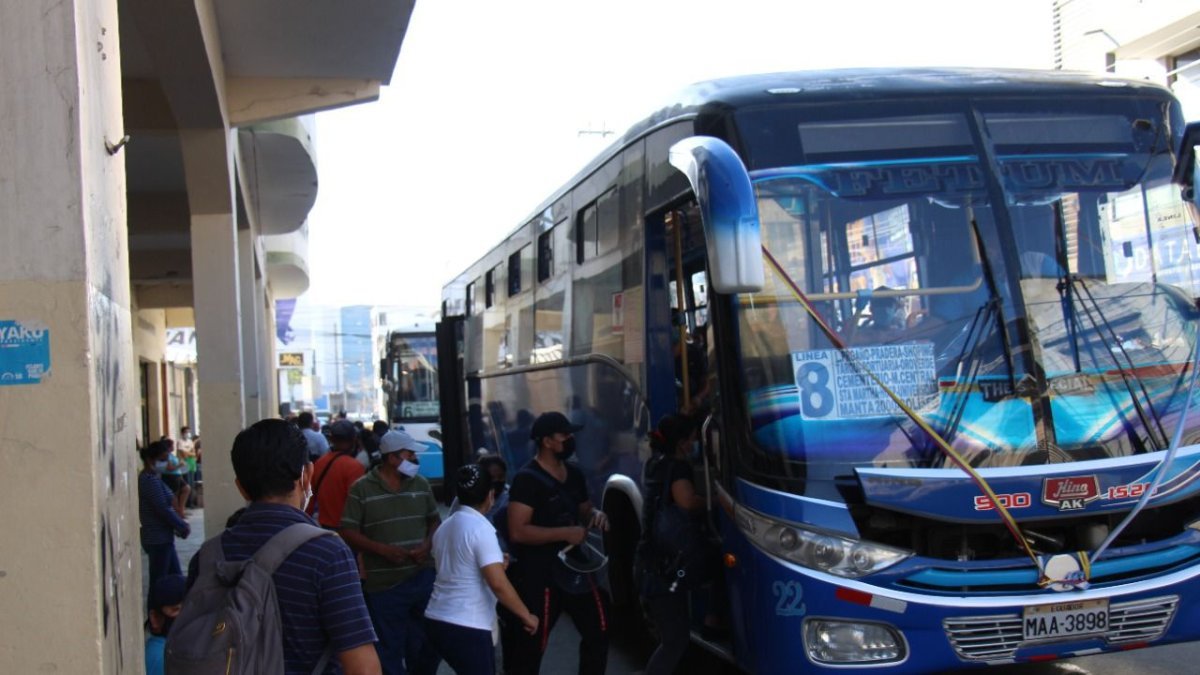 Manta en alerta: transportistas anuncian paro y posible alza del pasaje urbano