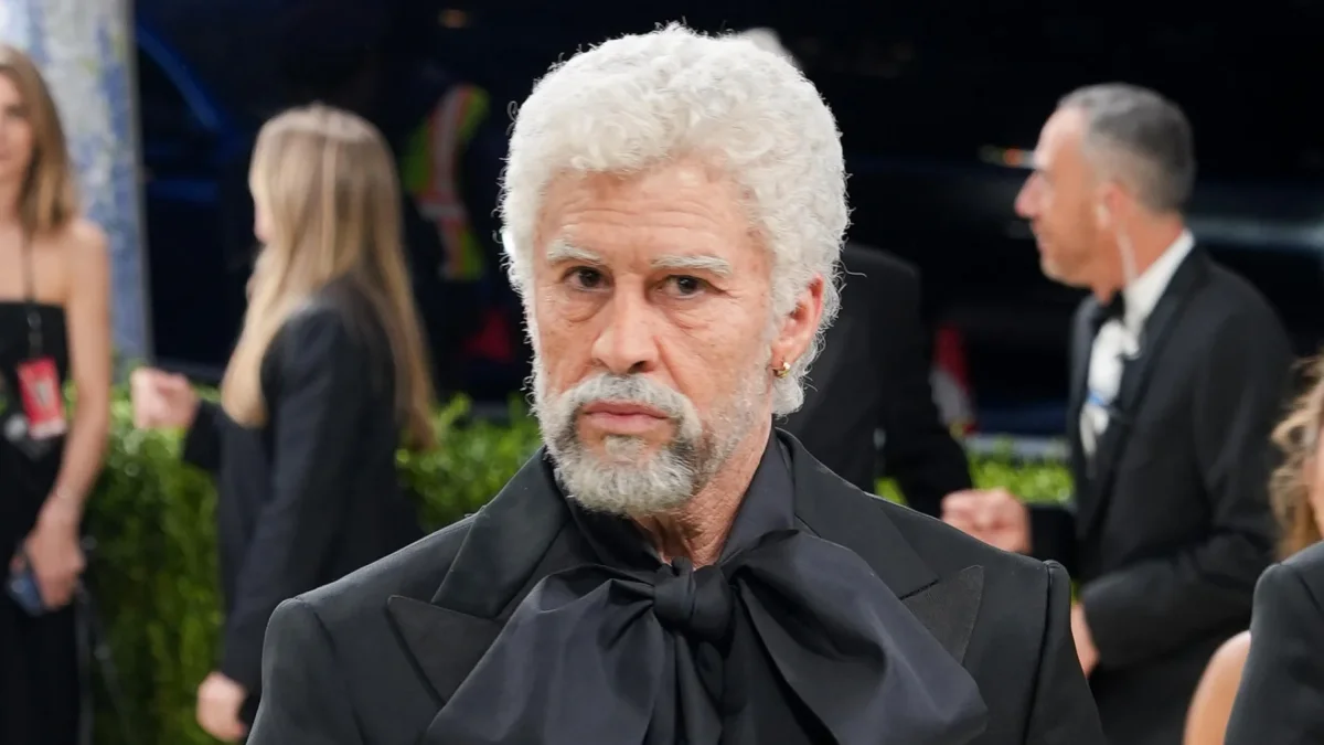 Bad Bunny impacta en la Met Gala con un inesperado look de anciano