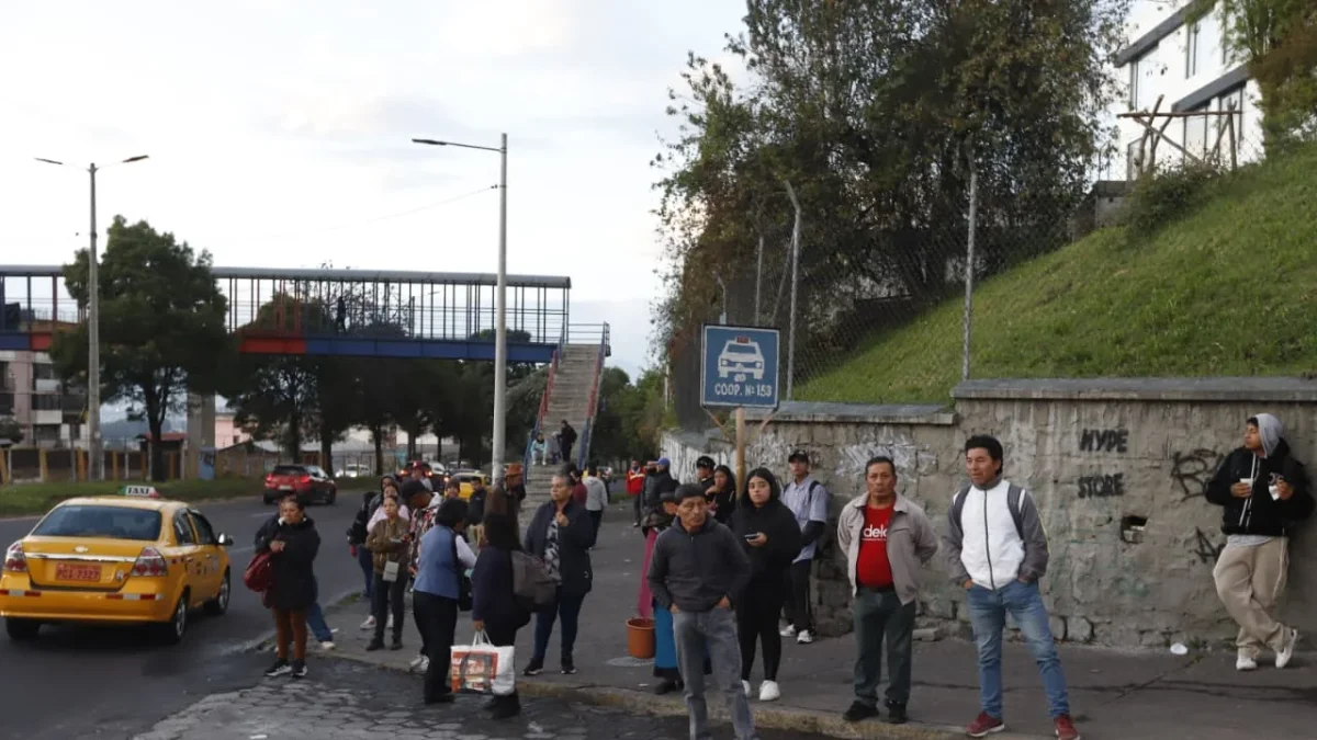 Usuarios esperan una unidad en la av. Mariscal Sucre. El gremio operará desde este 5 de mayo desde las 08:00.