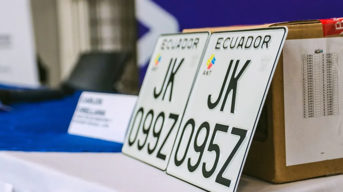 ANT entrega 429.809 placas entre febrero y abril de 2026 en todo Ecuador para cerrar rezago 2025.