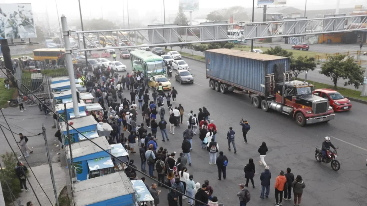 En Carapungo, los usuarios aguardan por un bus. La operación se inicia a las 08:00.