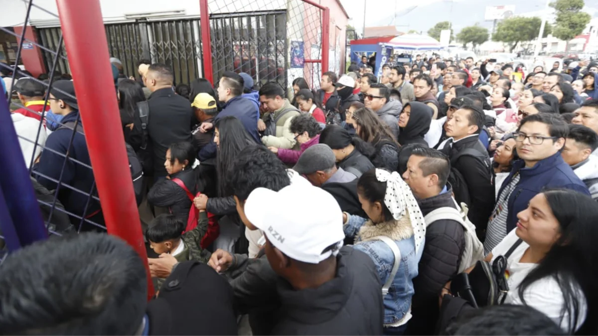 Crisis de transporte en Quito provoca largas filas y caos en Carapungo y La Ofelia