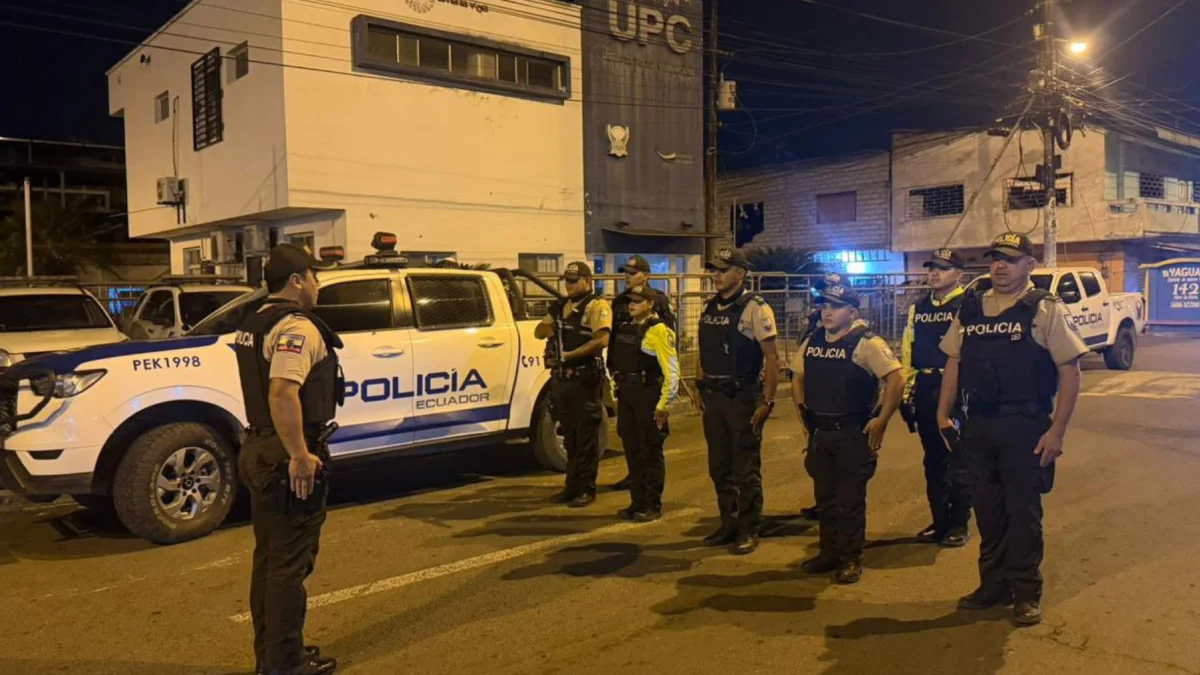 Referencial.Policías de Manabí permanecen en formación durante los operativos nocturnos por el toque de queda.