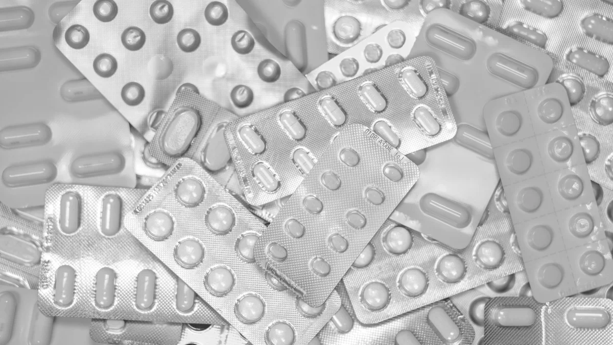 Autoridades hallaron polvos sin identificar y medicamentos durante un operativo en la Zona 8 de Guayaquil.