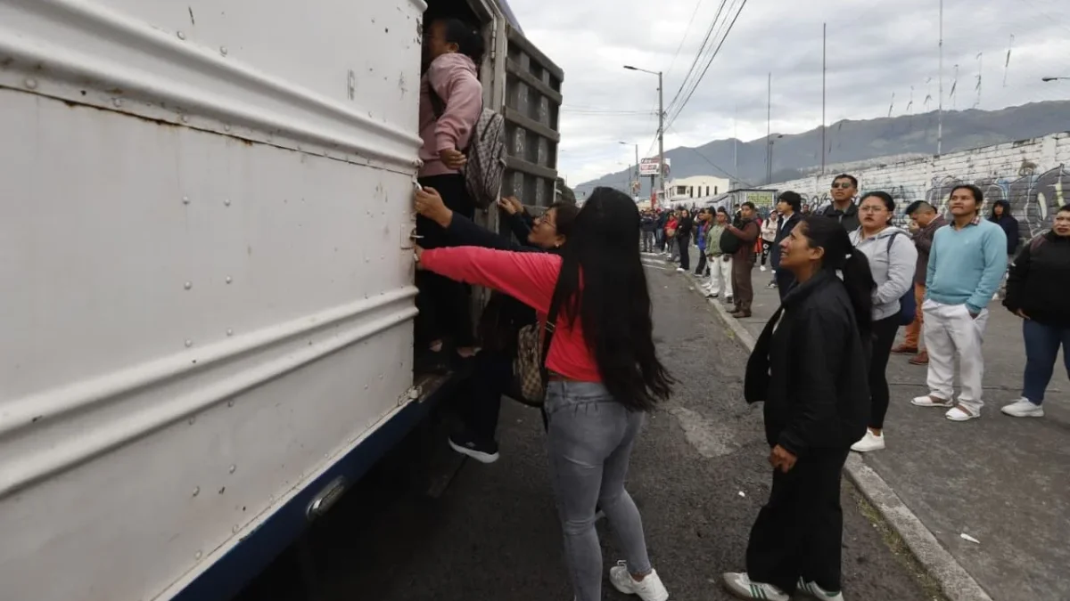 Los buseros paralizaron el servicio de transporte urbano en Quito este 5 de mayo de 2026. Las personas buscaron formas de llegar a sus destinos: viajaron en camiones, furgonetas, taxis.
