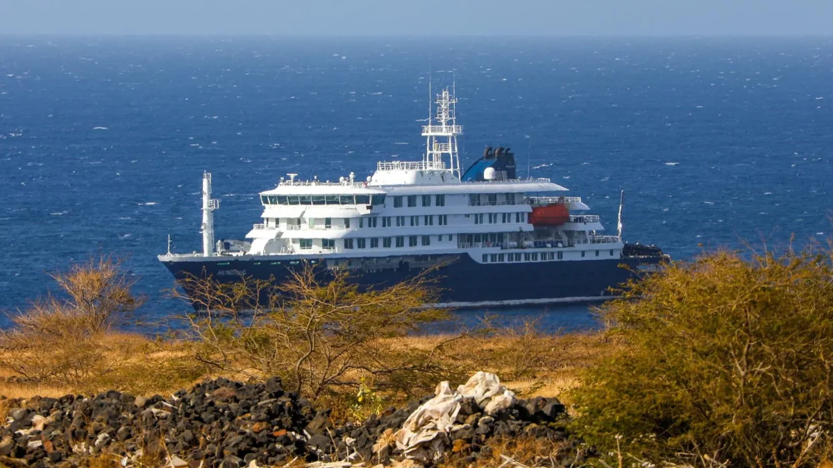 El crucero holandés MV Hondius (atrás), anclado frente a la costa de la ciudad de Praia en la isla de Santiago, Cabo Verde, este lunes 4 de mayo de 2026,