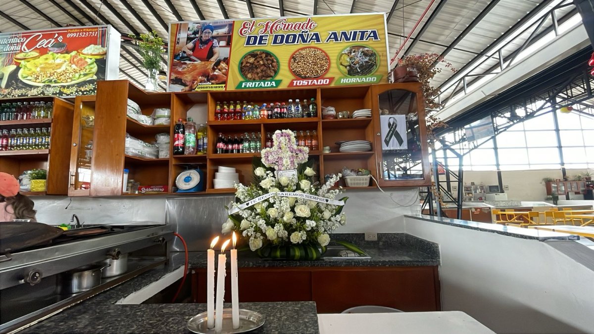En el mercado 12 de Abril se colocó una ofrenda floral y unas velas en memoria de Ana Tosi, quien fue asesinada en su vivienda el reciente fin de semana.