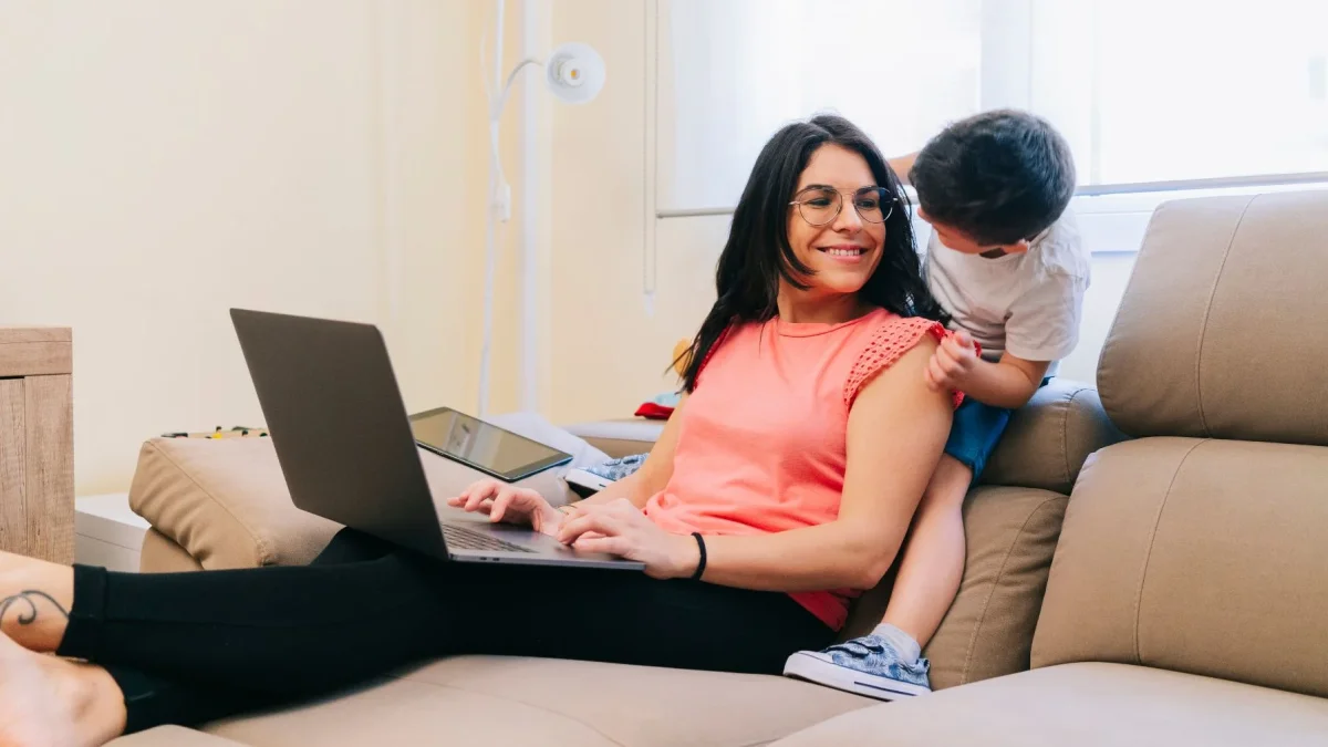 Para que le alcancen las horas para cumplir con ambas facetas, una madre tendrá que sacrificar la única dimensión que le queda, la personal.