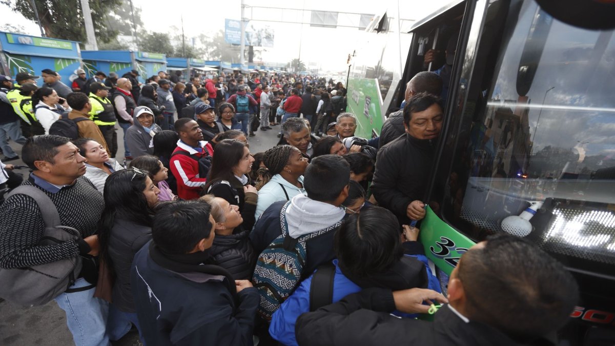 Crisis en Quito: buses reducen horarios y afectan a miles de usuarios | Galería