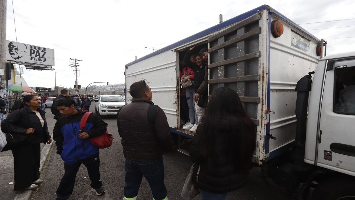 Ante la falta de buses en Quito el 5 de mayo, personas abordaron vehículos no convencionales para llegar a sus destinos.