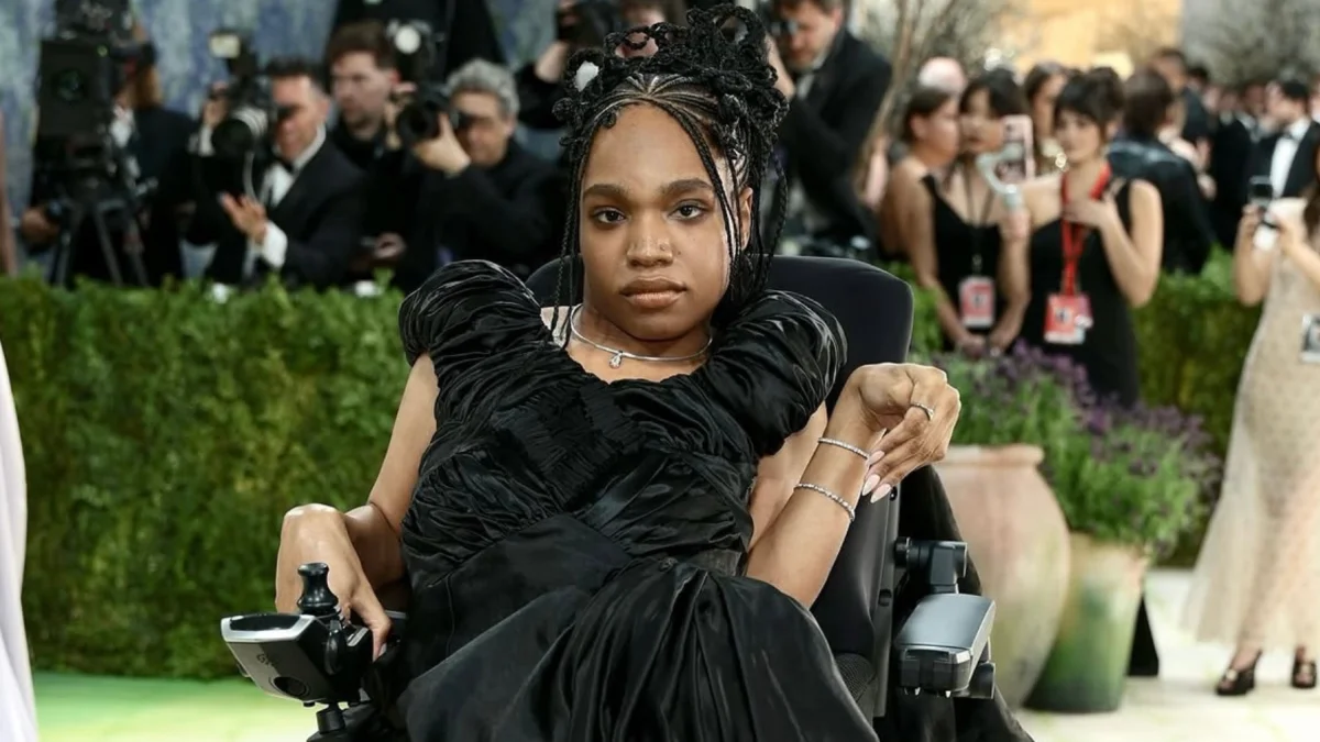 Aaron Rose Philip, modelo estadounidense, marca un hito de inclusión al desfilar en la gala con un estilo que desafía estereotipos en la industria.