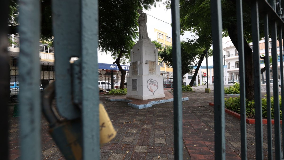 El monumento a la Madre, inaugurado en 1948, está en un parque del centro de Guayaquil cuyas puertas están cerradas con candados.