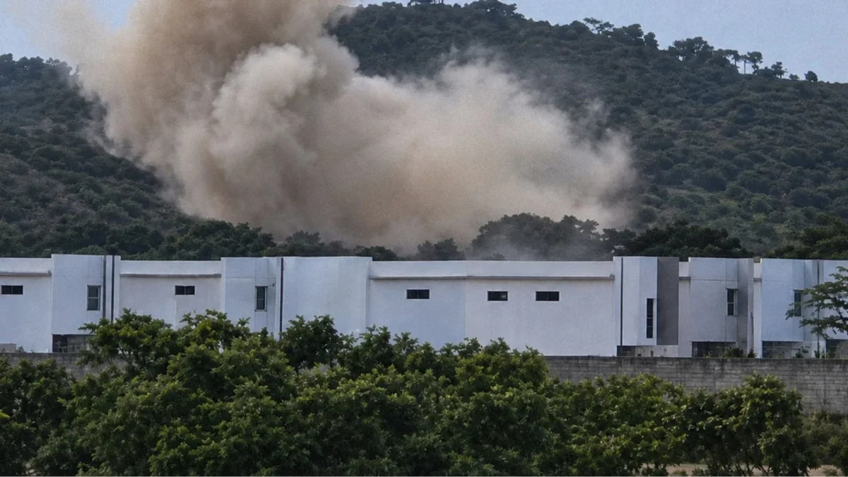 Captura de video optimizada de la humareda provocada por detonaciones en la vía a Salitre