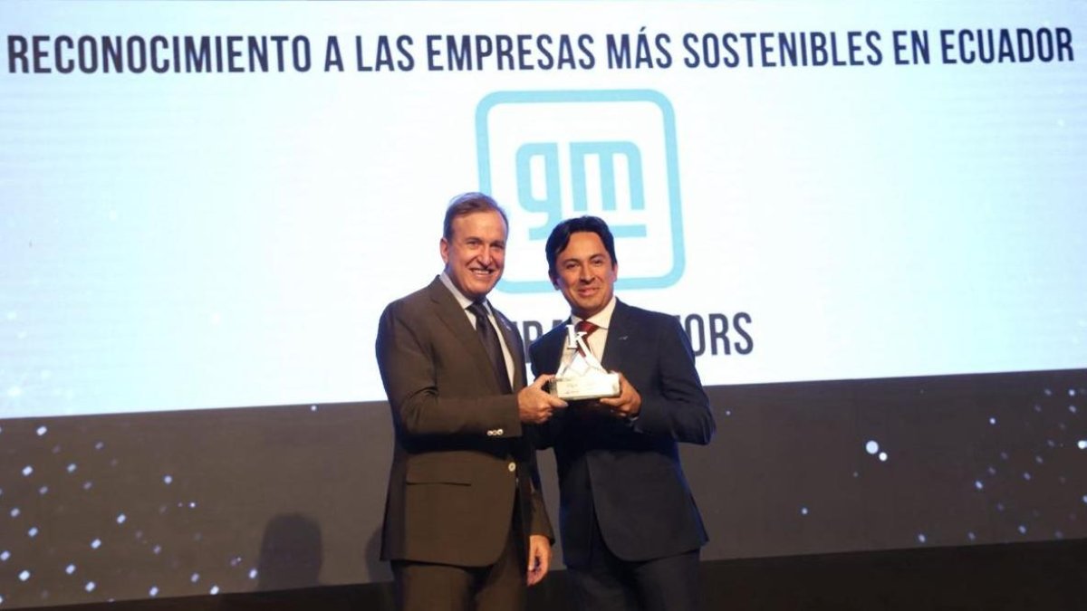 Representantes de General Motors Ecuador en la entrega del reconocimiento regional.
