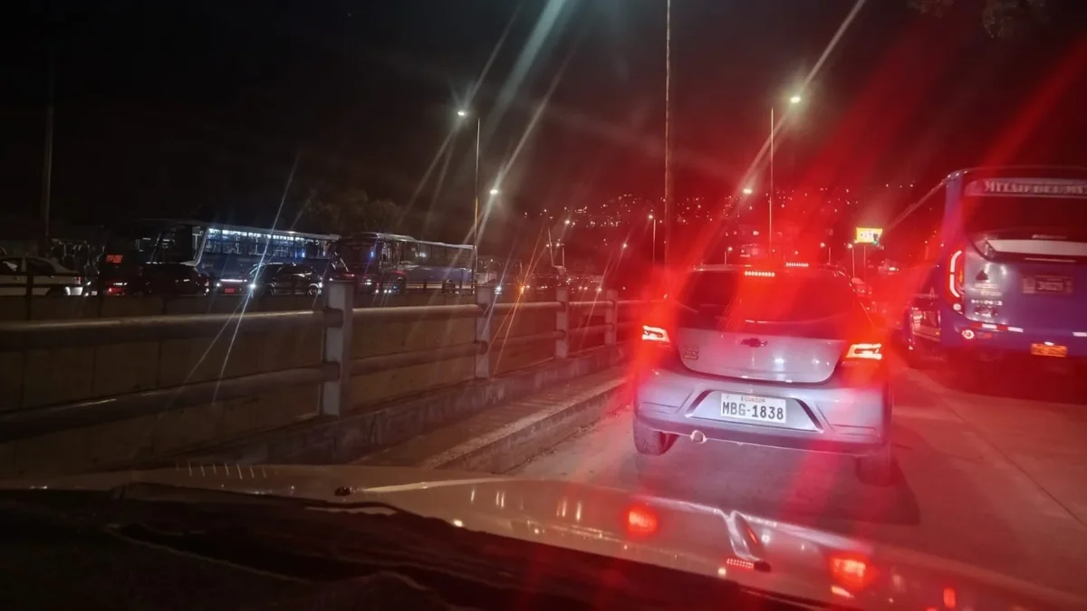 Pocas unidades circularon la noche de este 5 de mayo, después de que los transportistas anunciaron que suspendían el paro de buses en Quito.