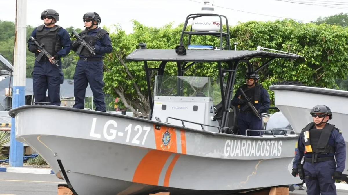 Estados Unidos entregó tres lanchas guardacostas a la Armada de Ecuador, como parte de un paquete de 12 embarcaciones, las cuales servirán para combatir el narcotráfico en altamar.