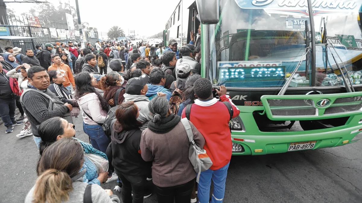 La paralización de los buses desató el caos en la movilidad de Quito