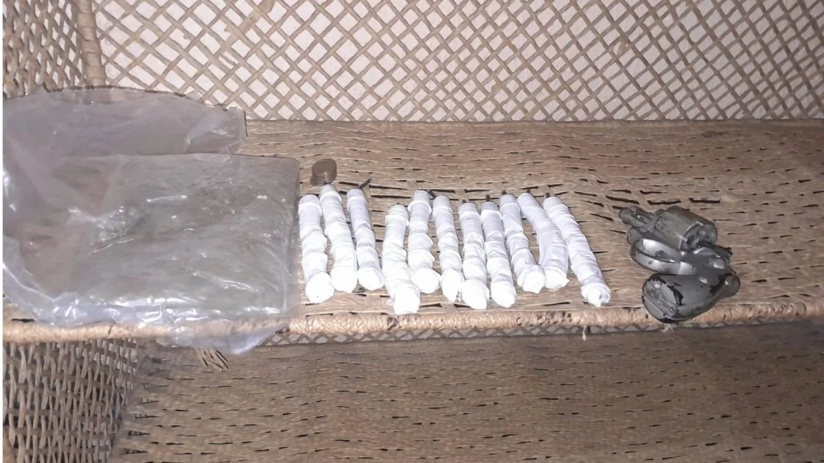 Operativo nocturno incauta arma y 11 dinamitas en La Delicia, Quito, para frenar extorsiones