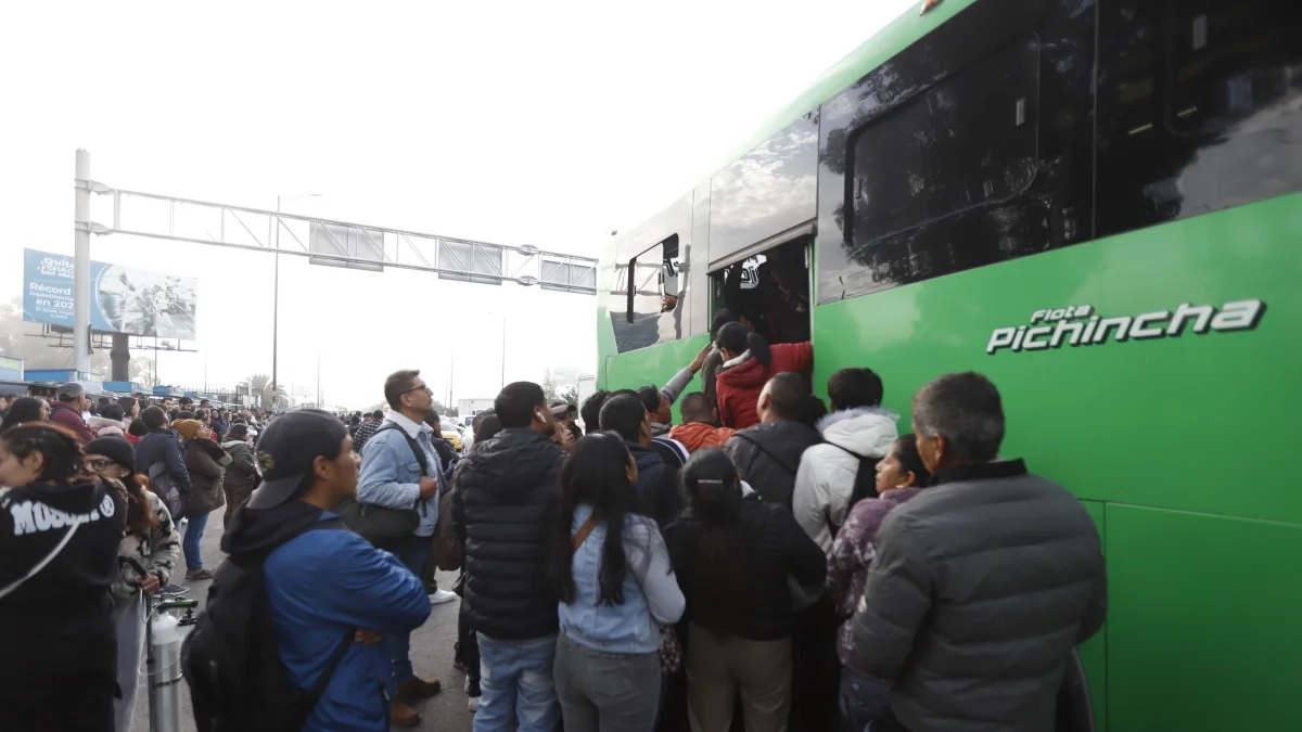 La falta de buses en la mañana del 5 de mayo de 2026, provocó un caos en la movilidad en Quito.