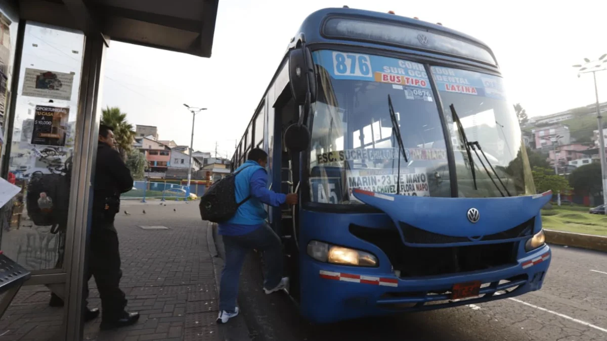 Pasajeros retoman sus actividades en medio de incertidumbre por tarifas de transporte