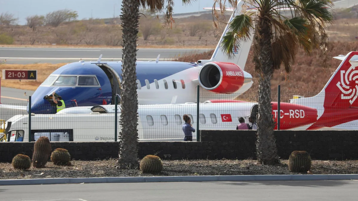 Un avión ambulancia se prepara en la pista para trasladar a los pacientes afectados por hantavirus, tras su evacuación del crucero.