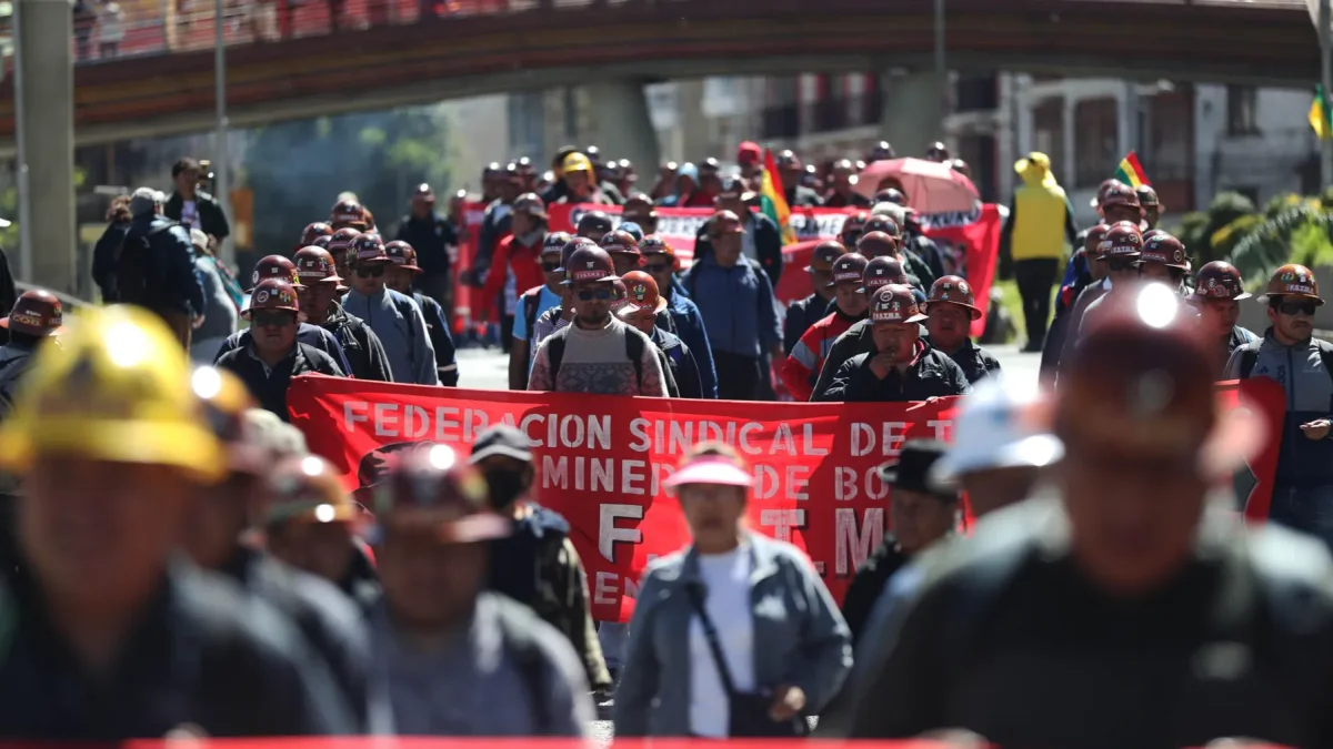 Integrantes de la Central Obrera Boliviana (COB) participan en una protesta contra la gestión del Gobierno este martes, en La Paz (Bolivia).