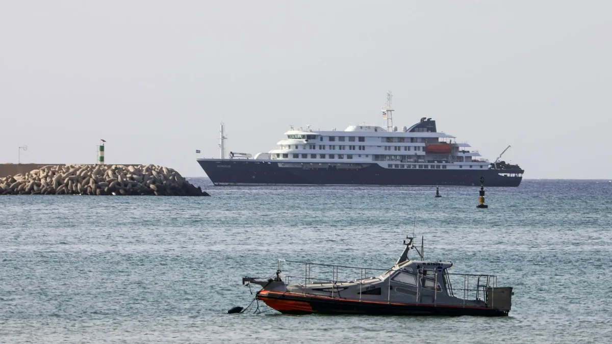 El crucero holandés MV Hondius (al fondo) está anclado frente a la costa de la ciudad de Praia, en la isla de Santiago, Cabo Verde, el 4 de mayo de 2026.