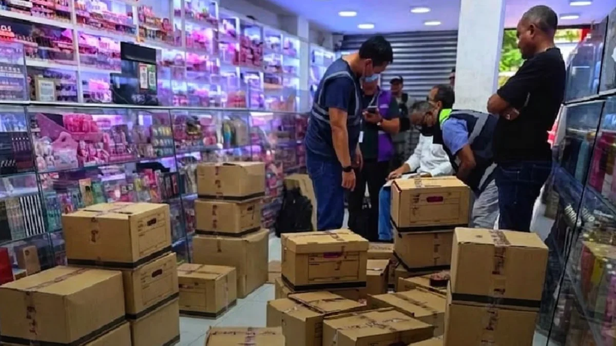 Entre lo incautado en el sector de La Bahía, en Guayaquil, había cosméticos y dispositivos médicos sin certificación sanitaria obligatoria.
