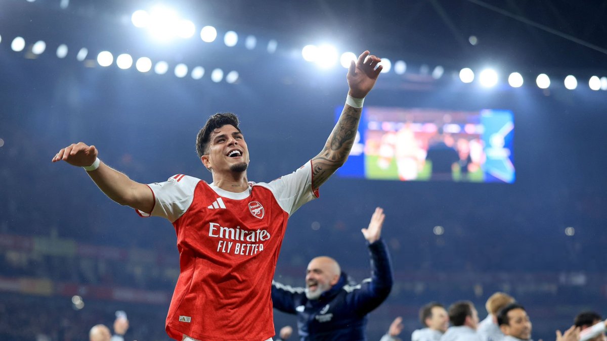 (Video) Así festejó Hincapié el título de Premier League con Arsenal: Una locura entre los jugadores