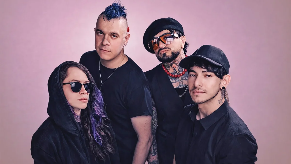 Panda Vive está conformado por Kike Mier (guitarra solista), Jorge 'Kross' Vázquez (batería), Omi Mendoza (voz y guitarra) y Luis Tamez (bajo) 