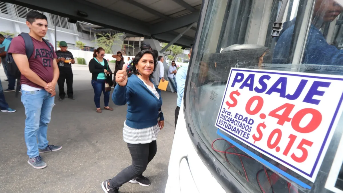 Usuarios del transporte urbano en Guayaquil abordan una unidad, en medio del debate por el nuevo esquema de pasajes diferenciados propuesto por el Municipio.